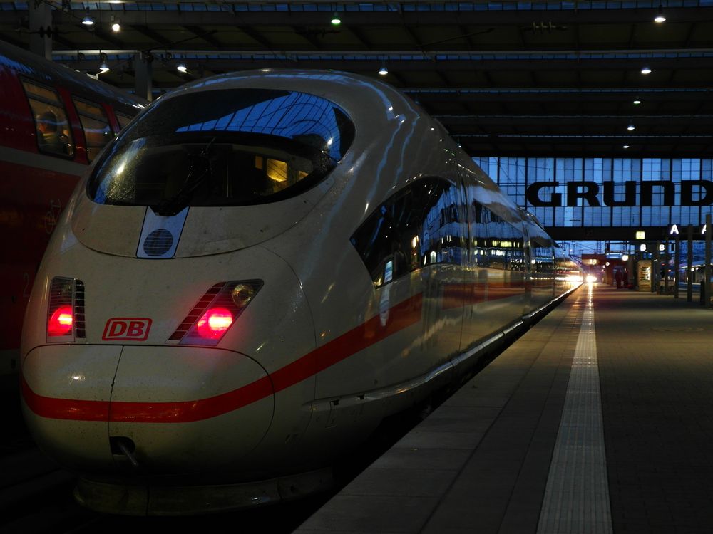 München, Hauptbahnhof, abends. Warten auf eine neue Fahrt oder nun Ruhezeit?