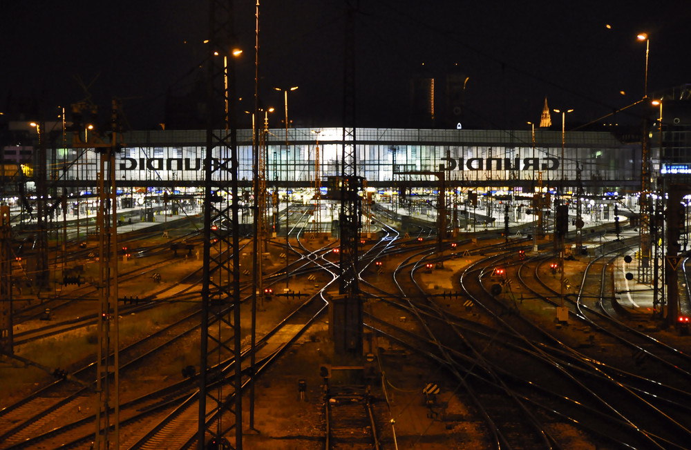 Muenchen HBF bei Nacht Foto & Bild gleise, eisenbahn, verkehr & fahrzeuge Bilder auf