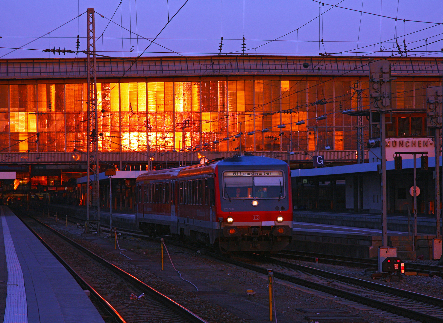 München Hbf in Gold getaucht