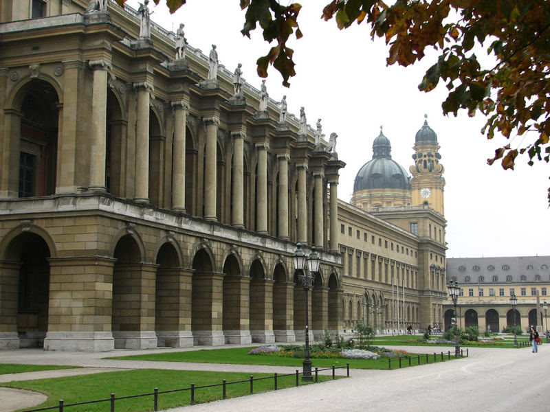 München - Hofgarten mit Theatinerkirche