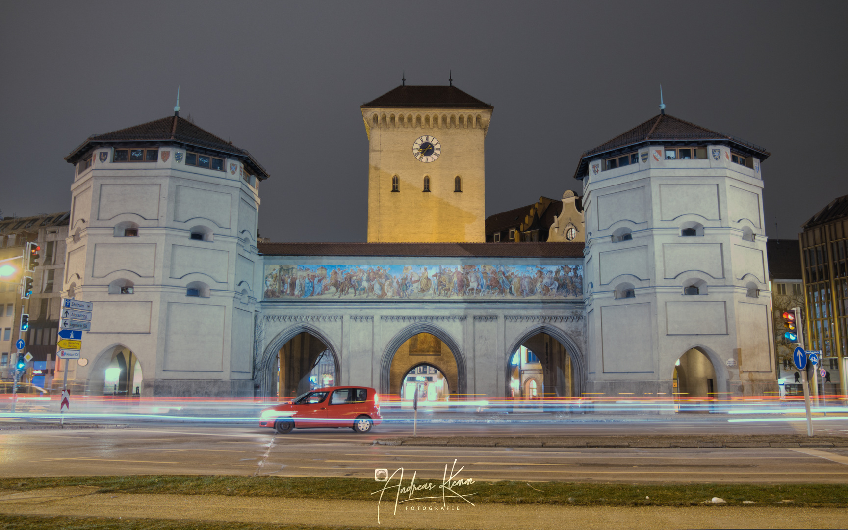 München - Isartor bei Nacht  