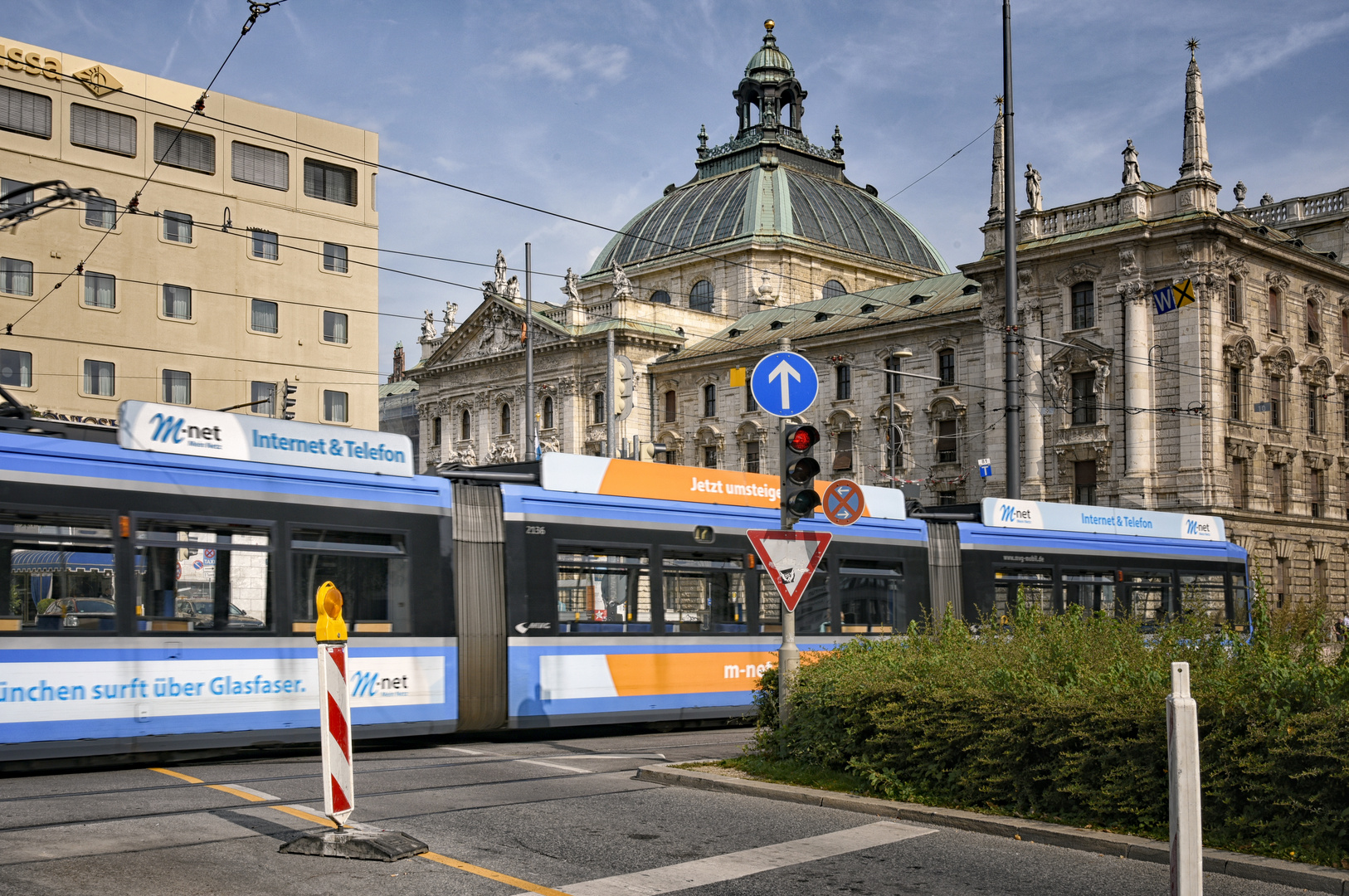 München   - Justizpalast - Kontraste einer Altstadt