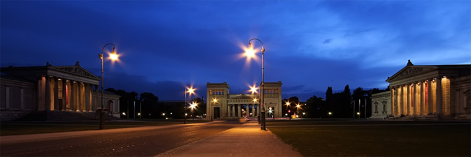 München Königsplatz *** Panorama zur blauen Stunde ***