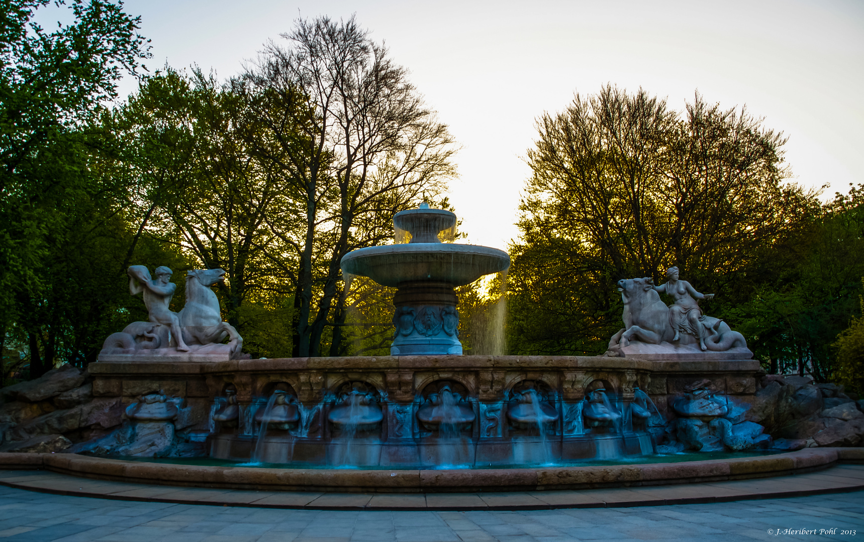 München, Lenbachplatz, der Wittelsbacher Brunnen im Licht des neuen Morgens