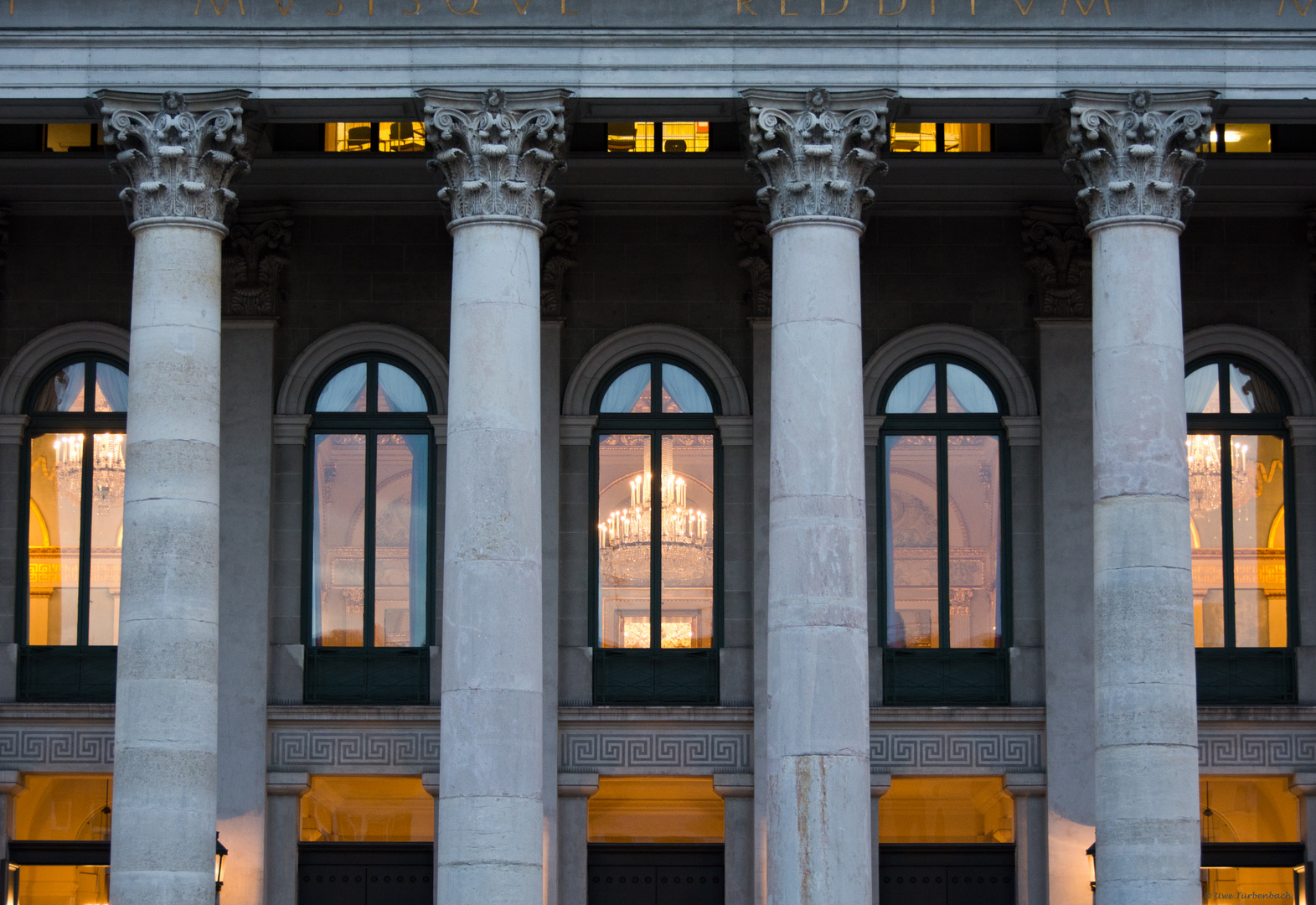 "München leuchtet" in den Fenstern des Bayrischen Nationaltheaters