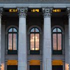 "München leuchtet" in den Fenstern des Bayrischen Nationaltheaters