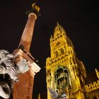 München, Marienplatz: Mariensäule vor dem Hintergrund des neubarocken Rathauses; Dez.07