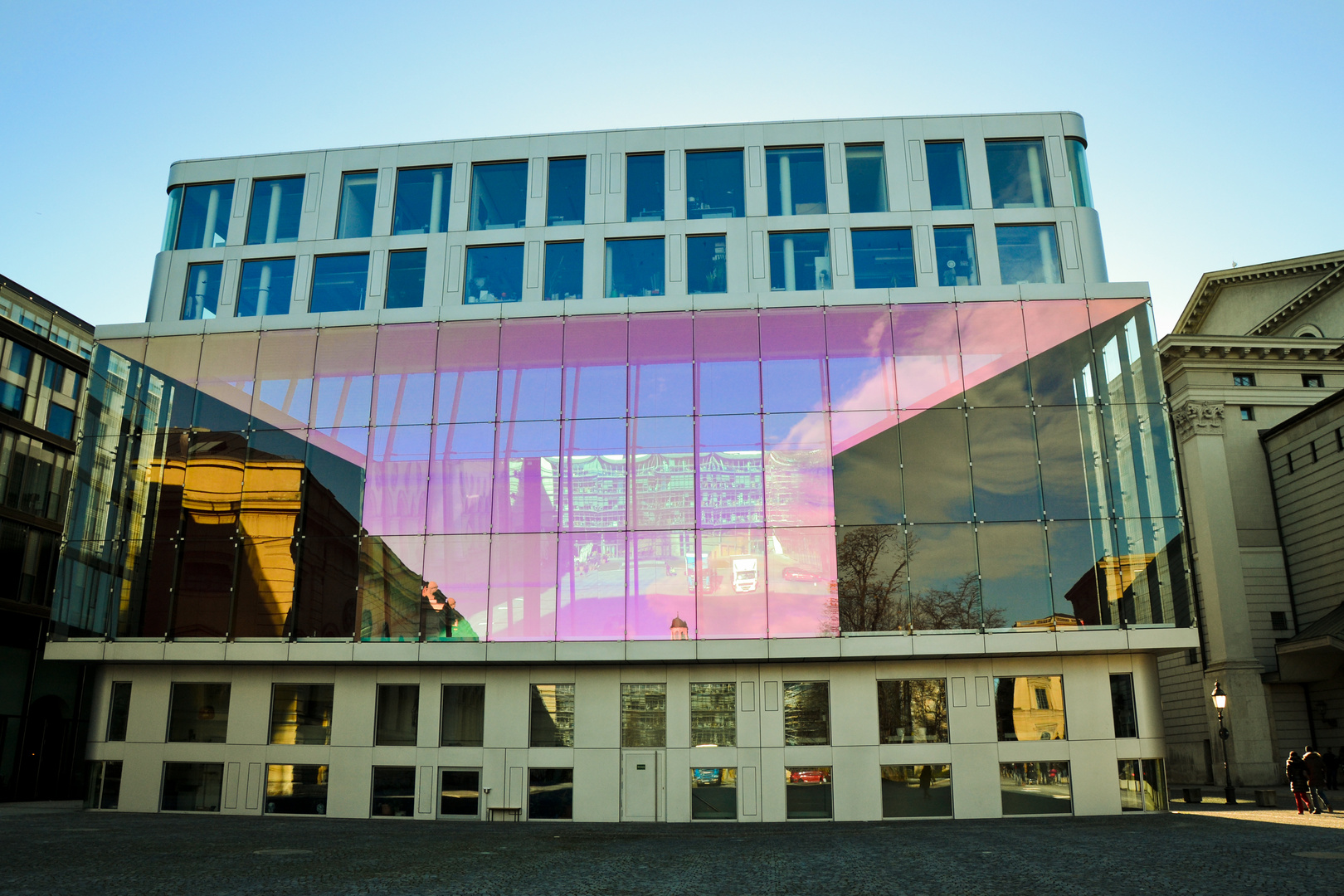 München ,Marstallplatz Spiegelbilder in Haus