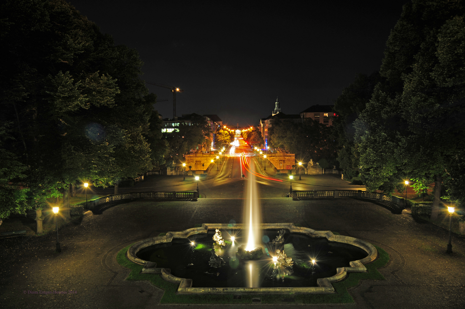 München - Nächtlicher Blick vom Friedensengel in Richtung Innenstadt