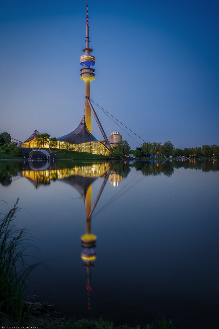 München: Olympiaturm in den ukrainischen Nationalfarben