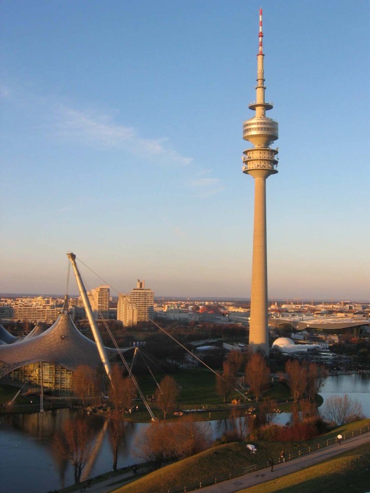 München, Olympiaturm mit Schwimmhalle;