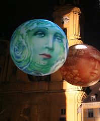 München Revue - Akrobatin und Ballons vor der Theatinerkirche