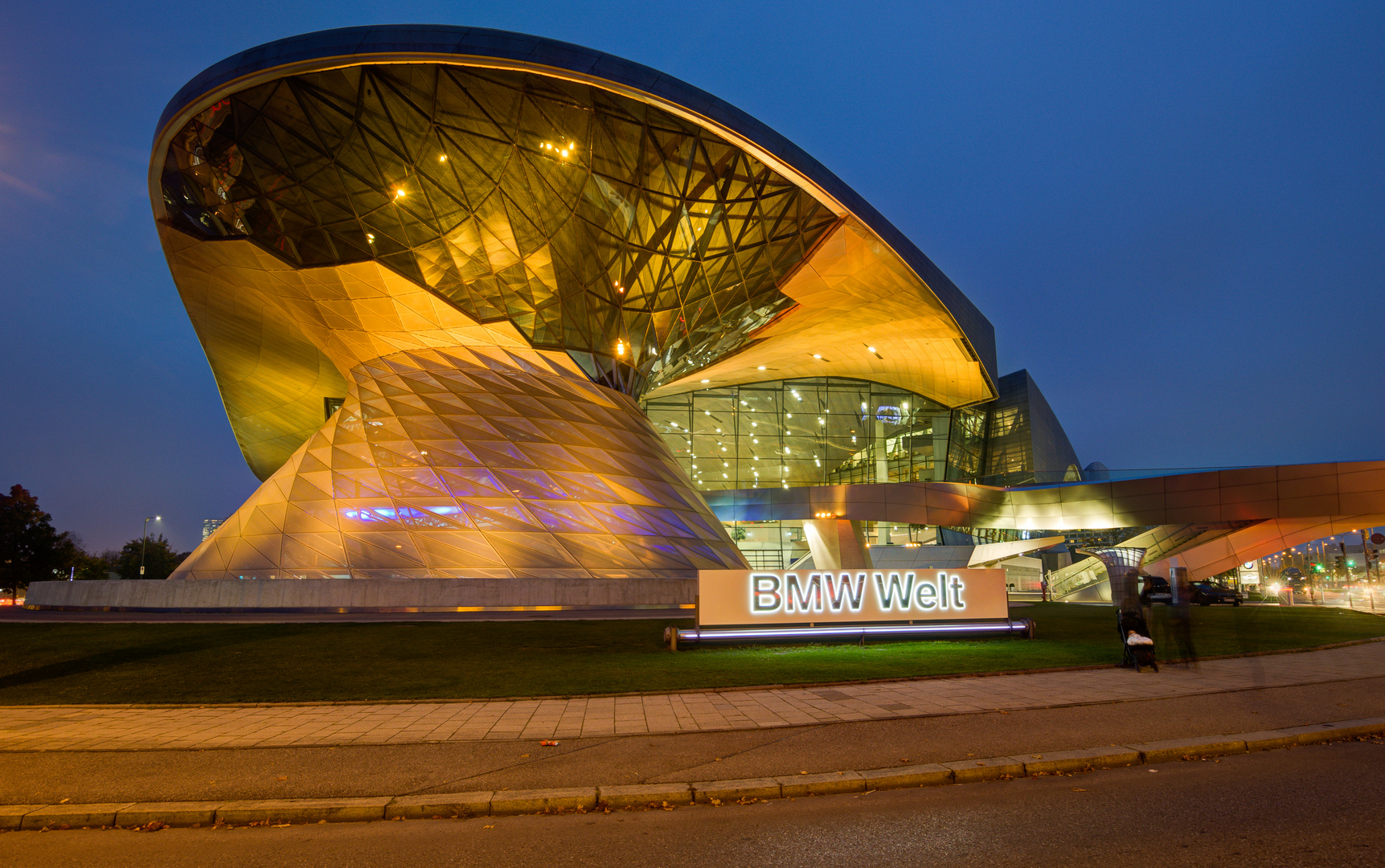 München Riesenfeld - BMW Welt - 01