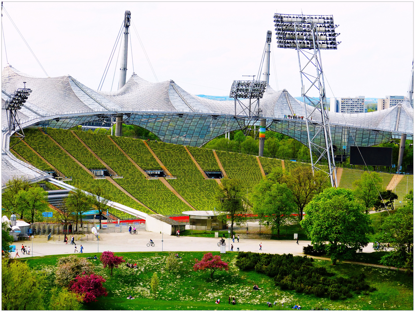 München - rote Farbtupfer im Olympiapark