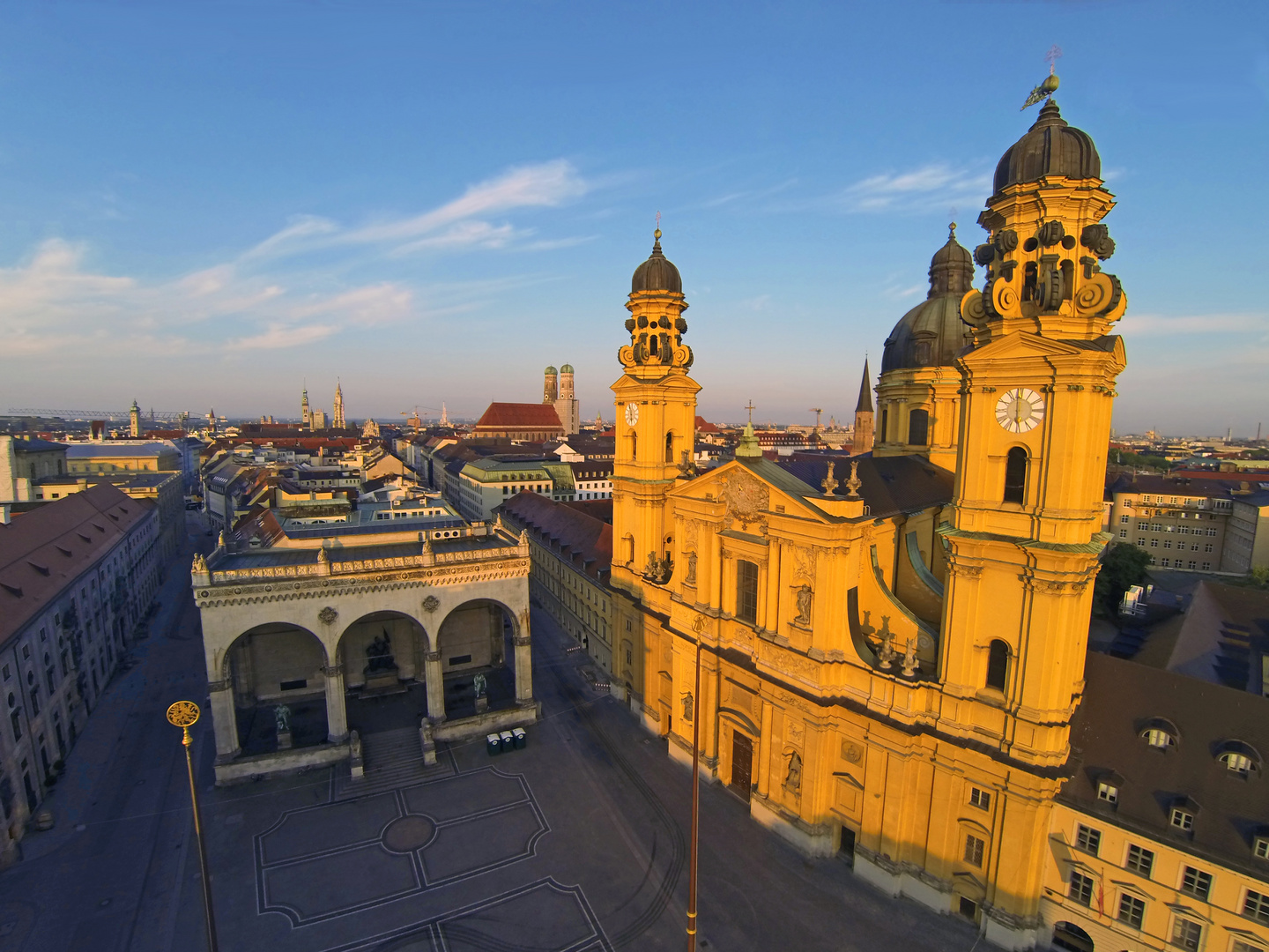 München - Theatinerkirche aus der Luft am frühen morgen