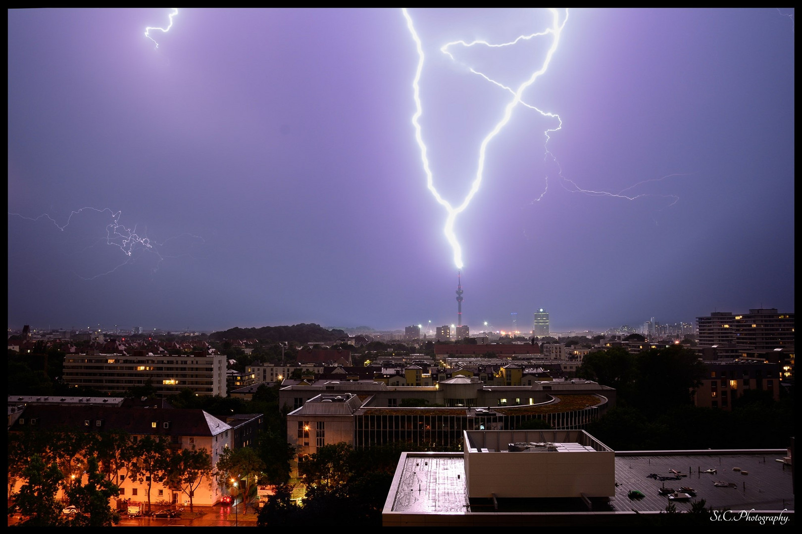 München Unwetter Blitz schlägt im olympiaturm ein