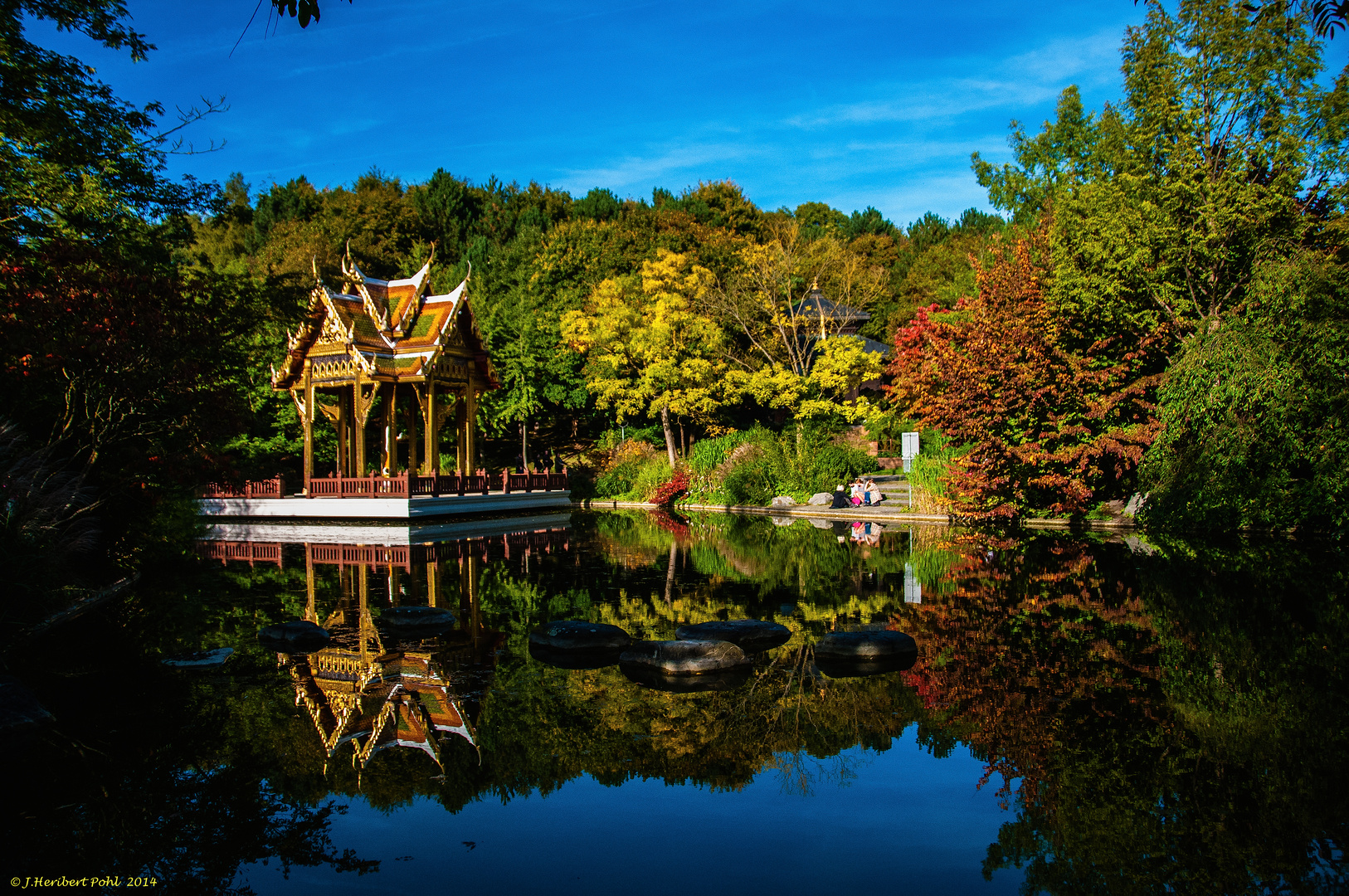 München, Westpark, Thailändische Sala mit Buddha-Statue