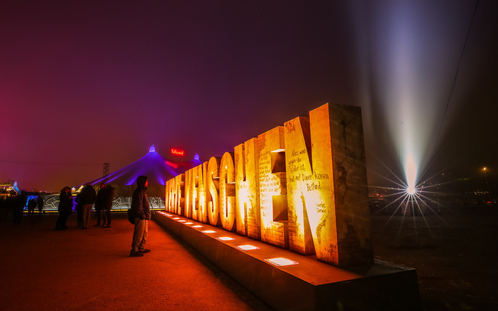 München, Winter Tollwood bei Nebel in der Nacht