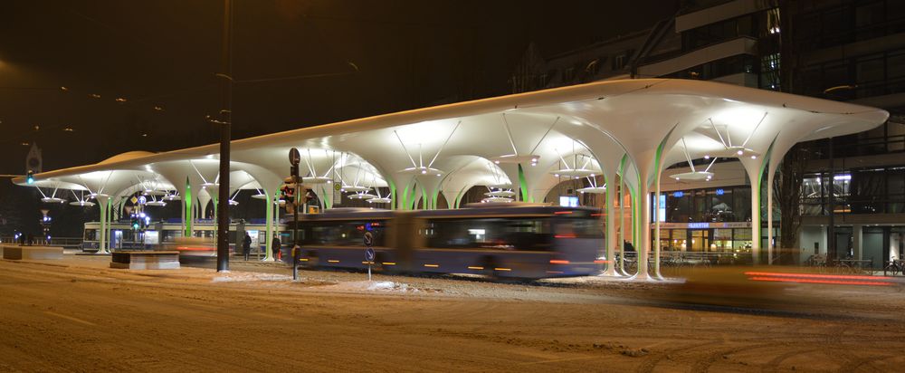 Münchener Freiheit -    Tram- und Bushaltestelle      21:51