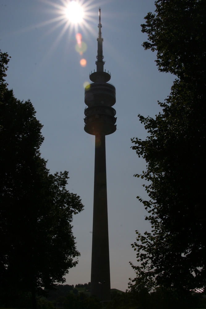 Münchener Olympiaturm im Gegenlicht