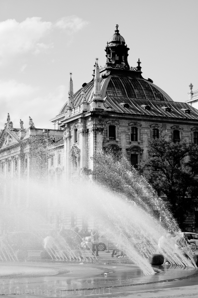 Münchener Stachus mit Brunnen