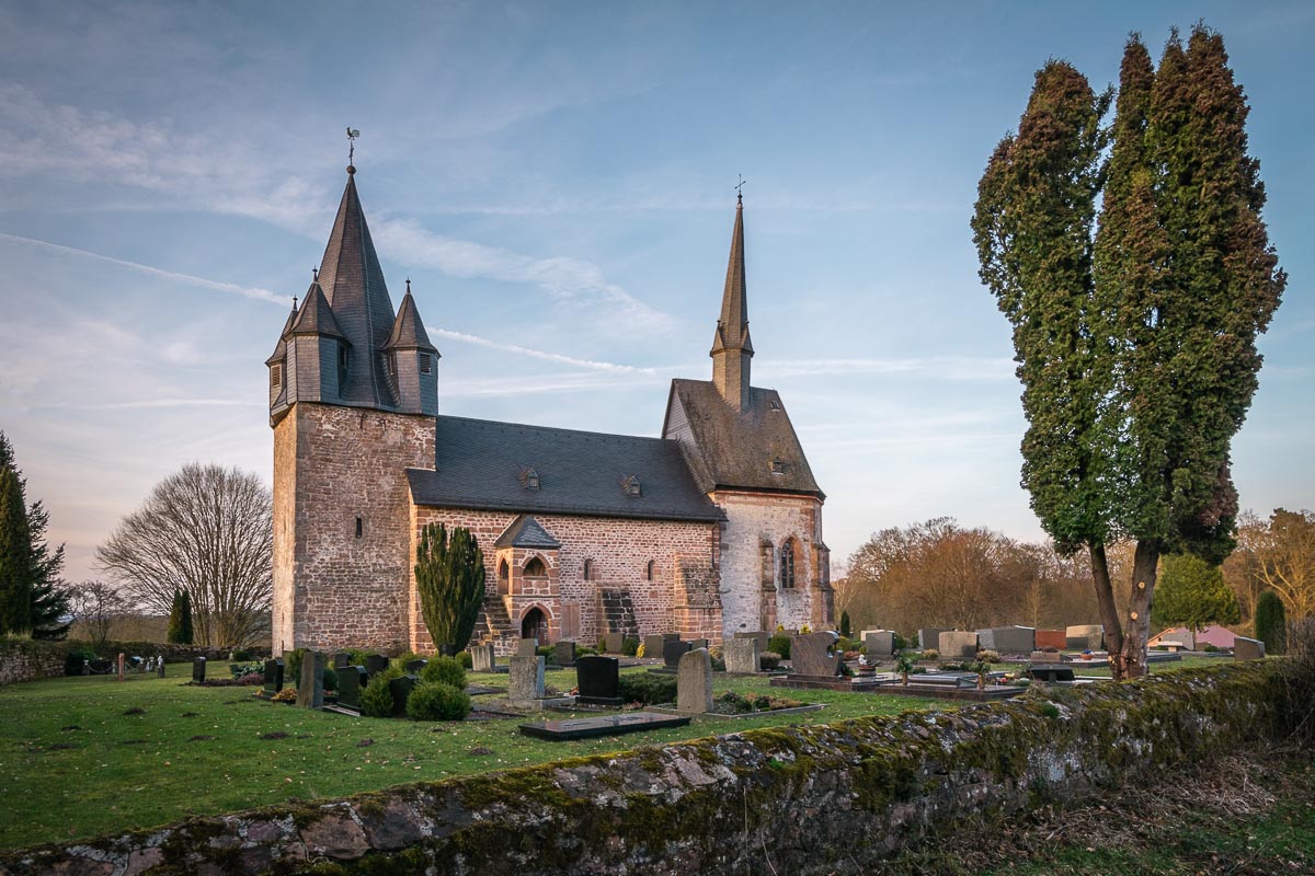 Münchhausen: Martinskirche auf dem Christenberg (387 m)