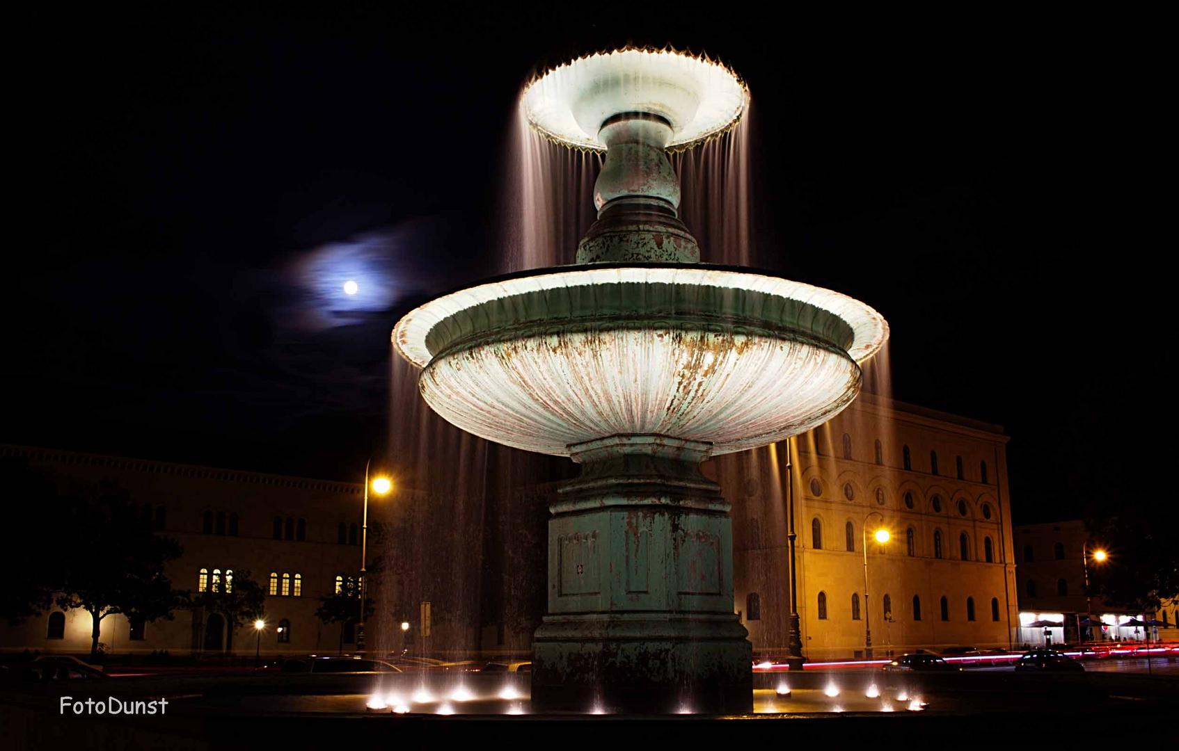 Münchner Brunnen bei Nacht