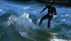 Münchner Eisbachsurfer ....,