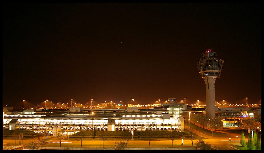 Münchner Flughafen bei Nacht