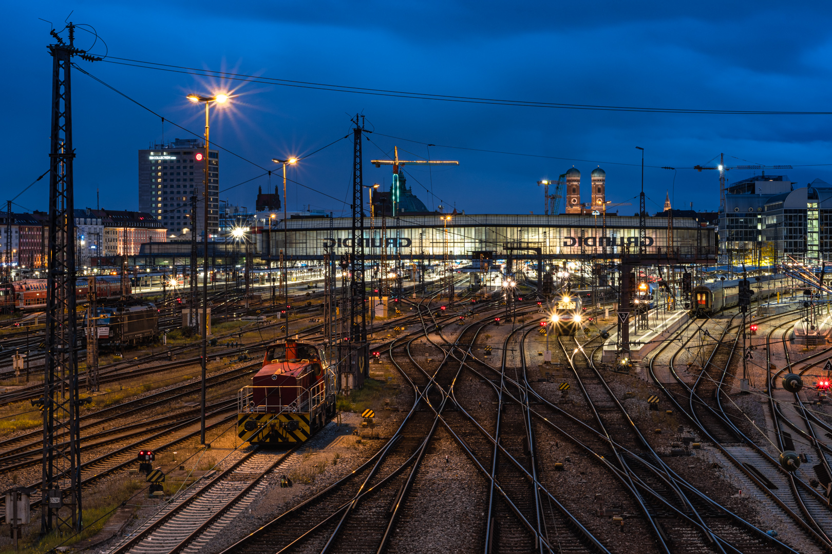 Münchner Hauptbahnhof zur blauen Stunde