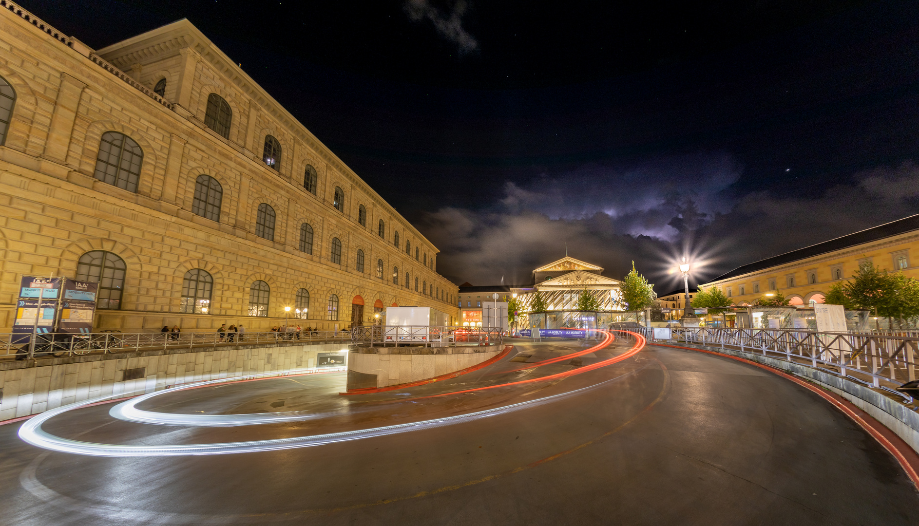 Münchner Max-Joseph-Platz mit Staatsoper in Gewitternacht