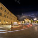 Münchner Max-Joseph-Platz mit Staatsoper in Gewitternacht