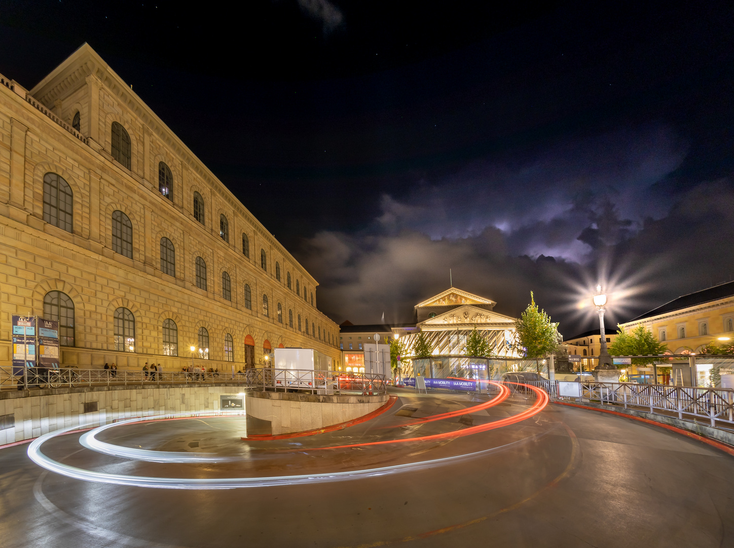 Münchner Max-Joseph-Platz mit Staatsoper in Gewitternacht 2