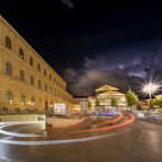 Münchner Max-Joseph-Platz mit Staatsoper in Gewitternacht 2