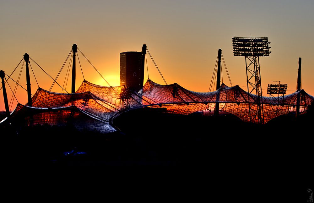 Münchner Olympiastadion im Sonnenuntergang