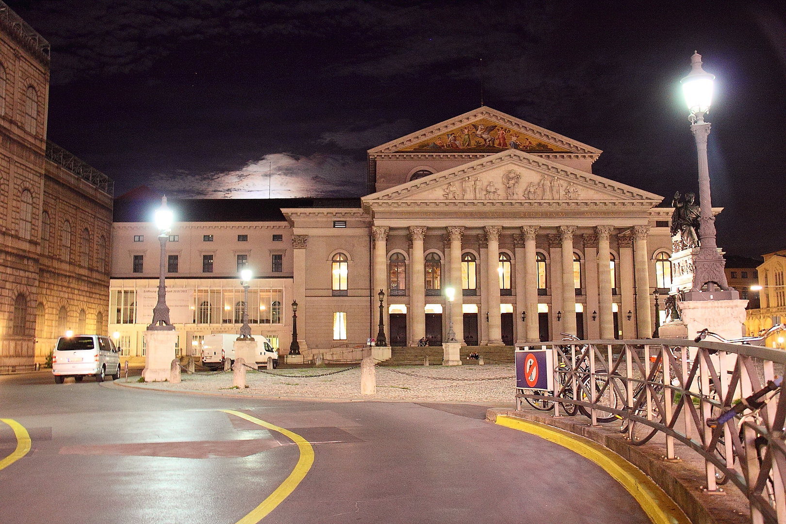 Münchner Oper bei Nacht