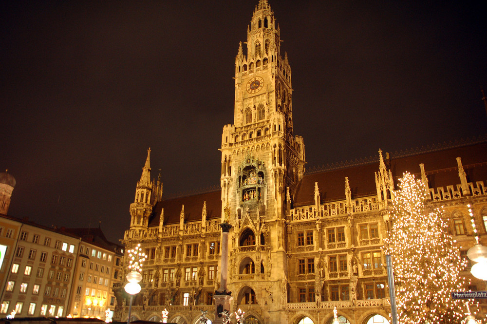 Münchner Rathaus am Abend