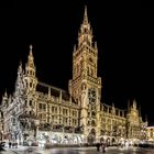 Münchner Rathaus am Marienplatz bei Nacht