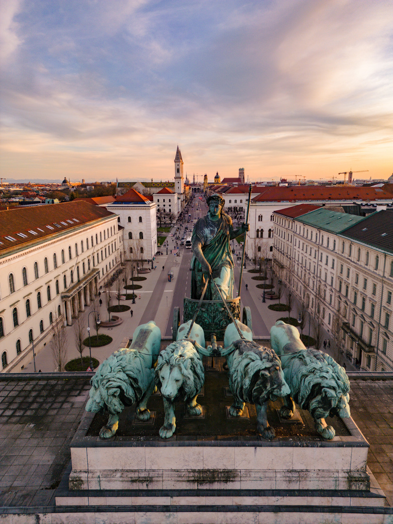 Münchner Siegestor bei Sonnenuntergang