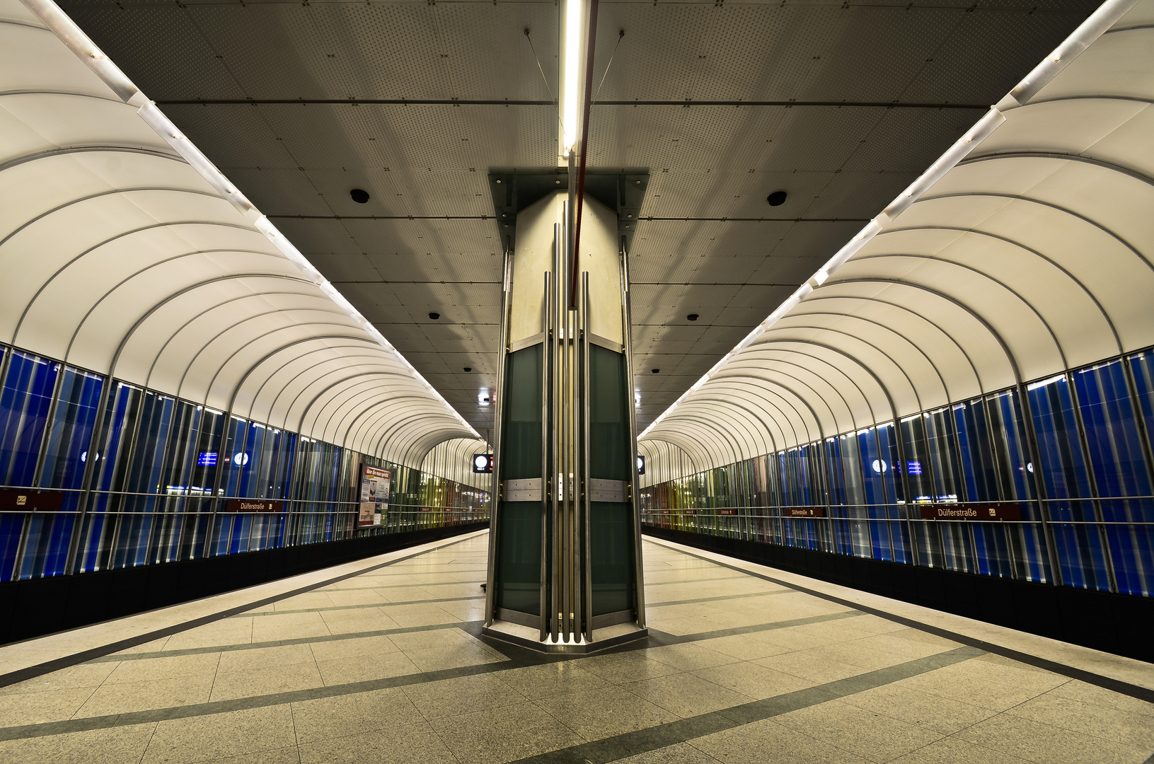 Münchner U Bahnhof bei Nacht,