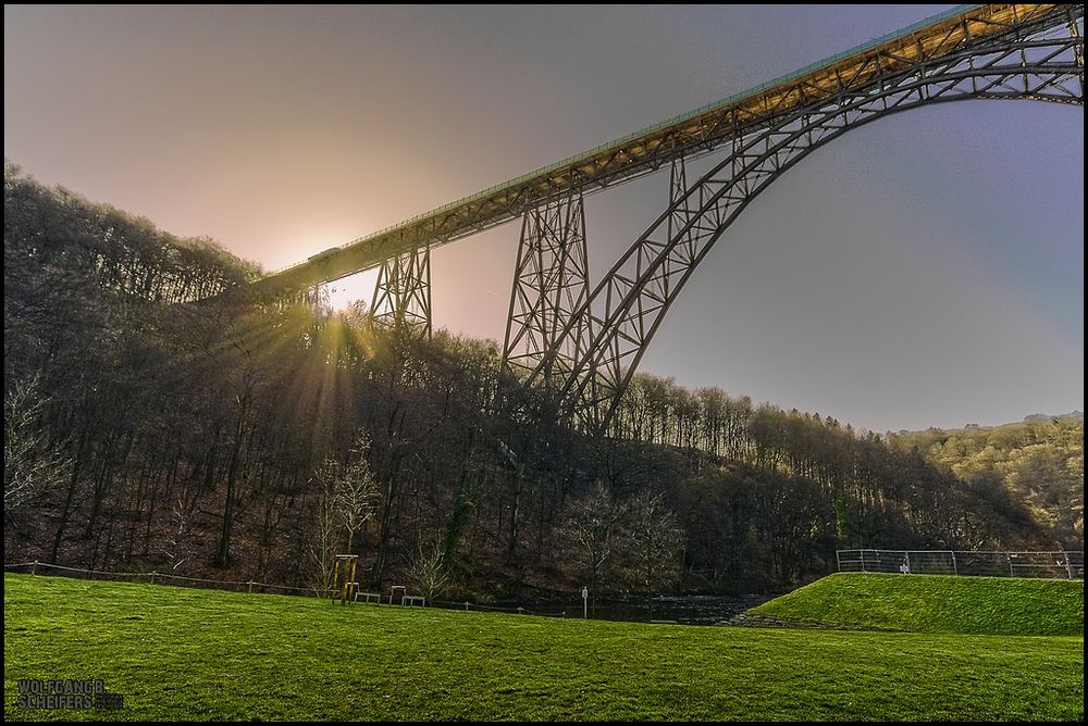 Müngstener Brücke im Gegenlicht