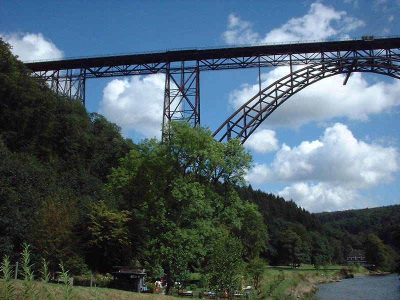 Müngstener Brücke über dem Tal der Wupper