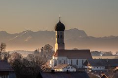 Münsinger Kirchturm zwischen Alpspitze und Zugspitze