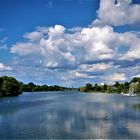 Münster - Der Aasee im Sommer mit gespiegeltem Wolkenhimmel