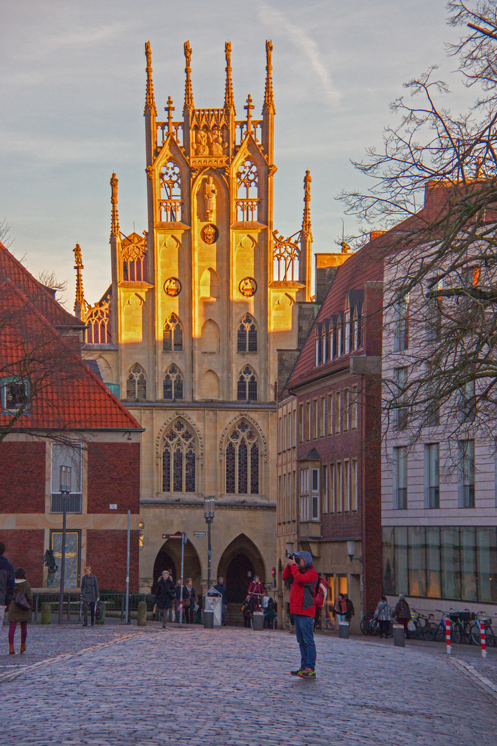 Münster Rathaus in goldener Winterfarbe