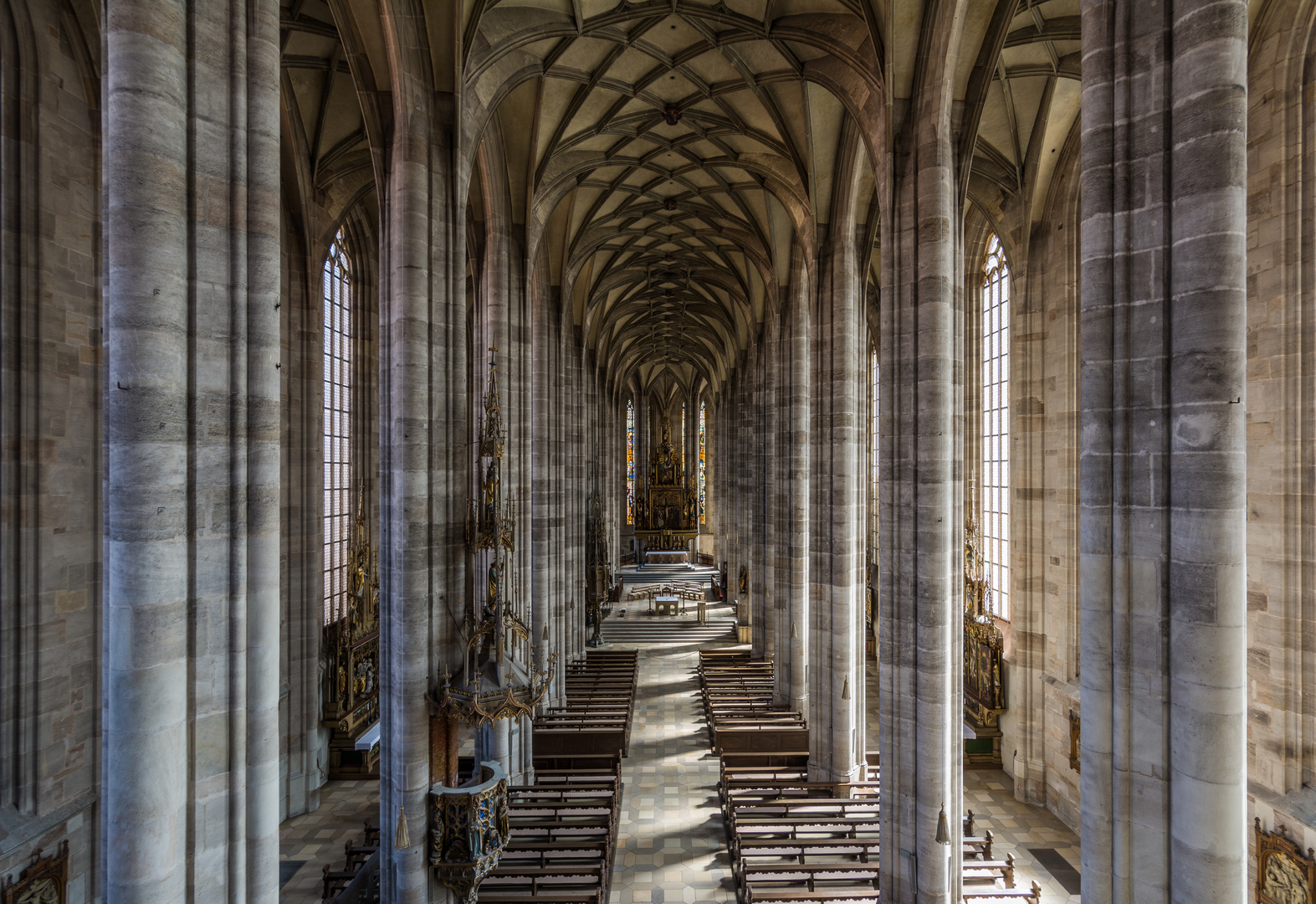 Münster St. Georg Dinkelsbühl, Innenansicht Richtung Altar, Querformat Empore