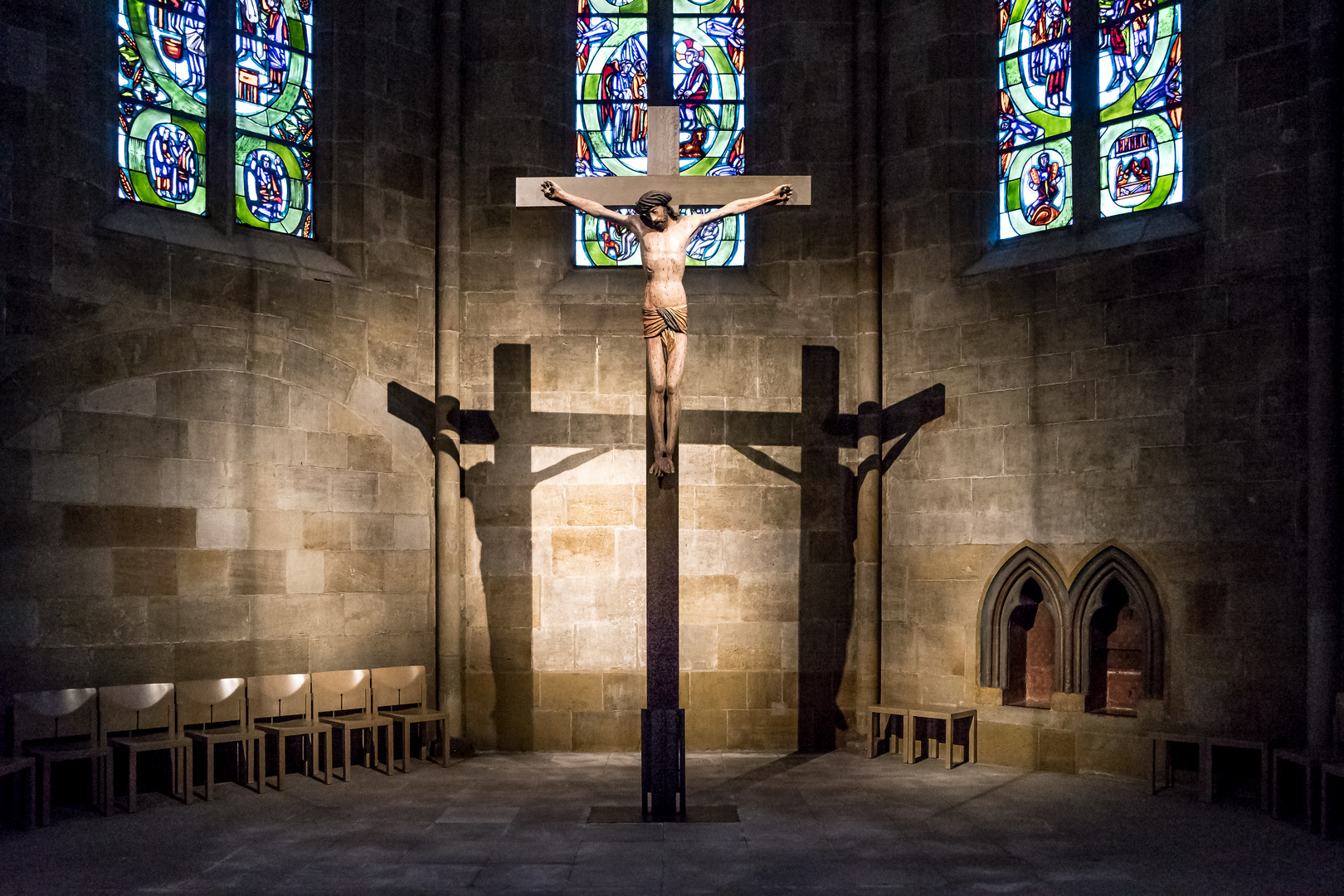 Münster St.Paul ESSLINGEN : Schatten-Kreuzigung