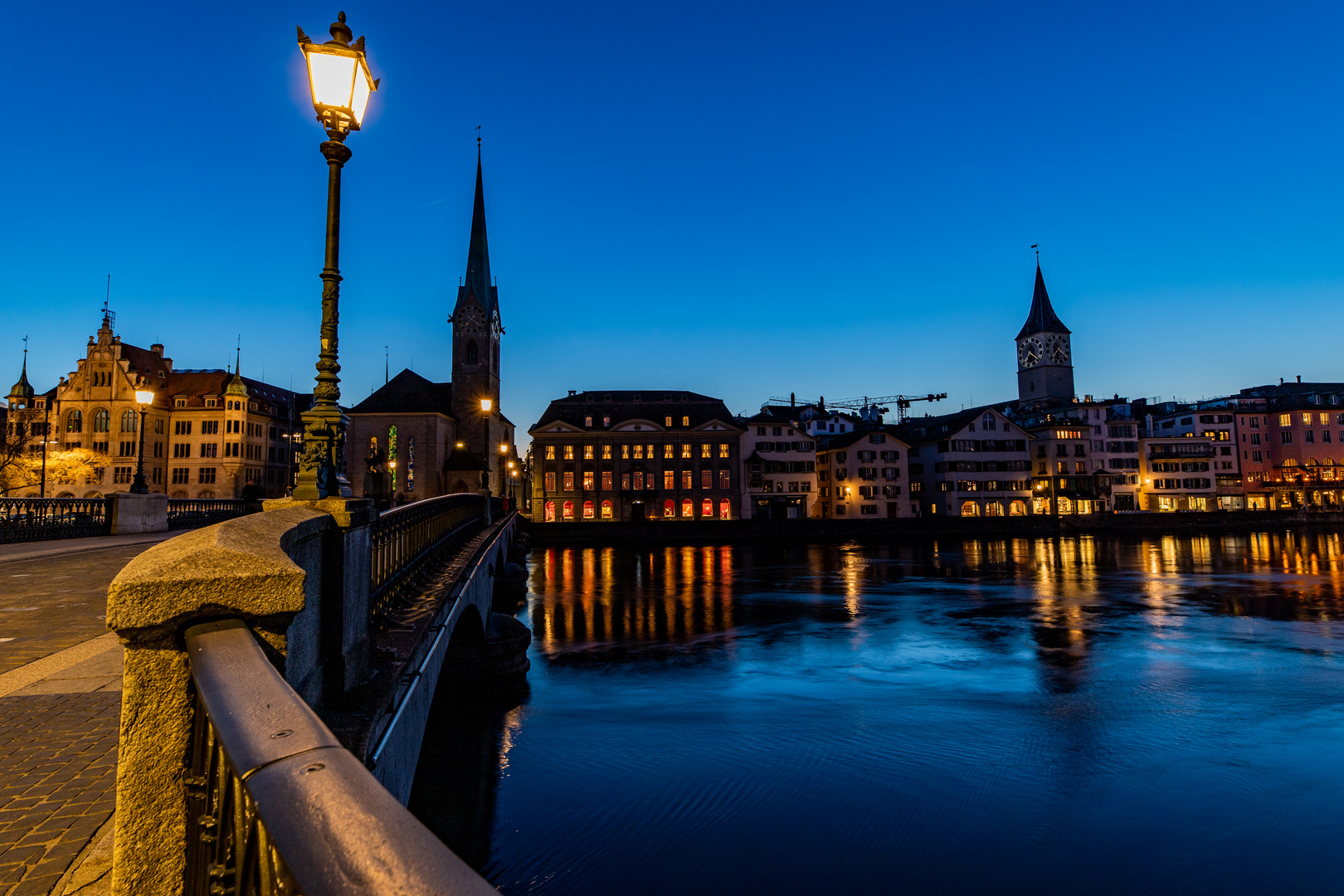 Münsterbrücke Zürich zur blauen Stunde