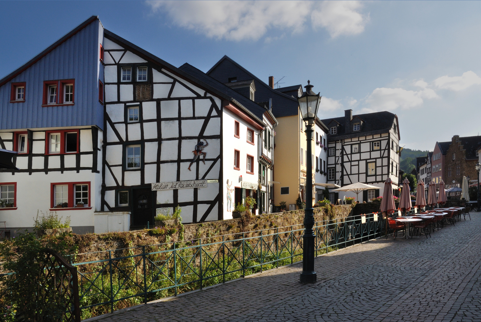 Münstereiffel Allemagne / Belgique - Rue pittoresque traversée par le ruisseau, Erft.