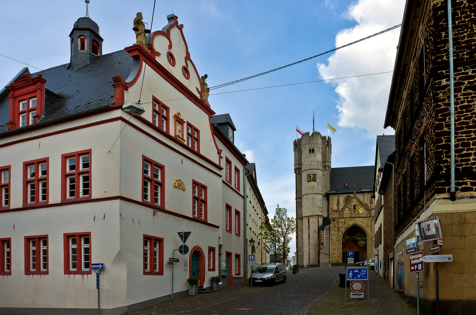 Münstermaifeld, Altes Rathaus und die Stiftskirche St.Martin und St. Severus